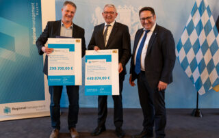 Geschäftsführer der WiR. Dr. Andreas Rösch, Landrat Johann Kalb mit den Förderbescheiden und Staatssekretär Tobias Gotthardt