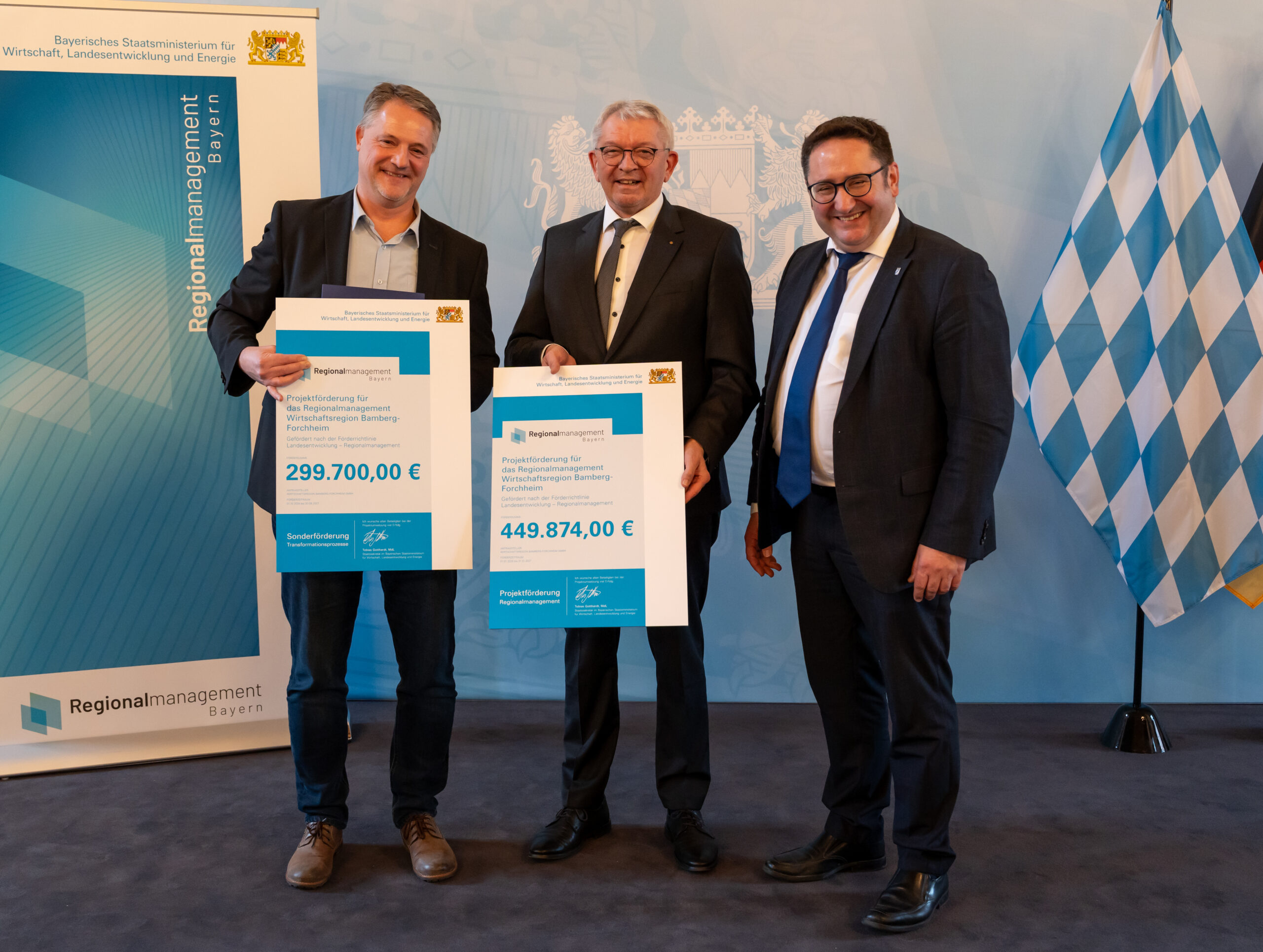 Geschäftsführer der WiR. Dr. Andreas Rösch, Landrat Johann Kalb mit den Förderbescheiden und Staatssekretär Tobias Gotthardt